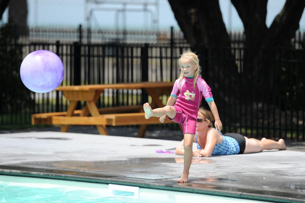 Waikanae Beach Top 10 Holiday Park Гисборн Экстерьер фото